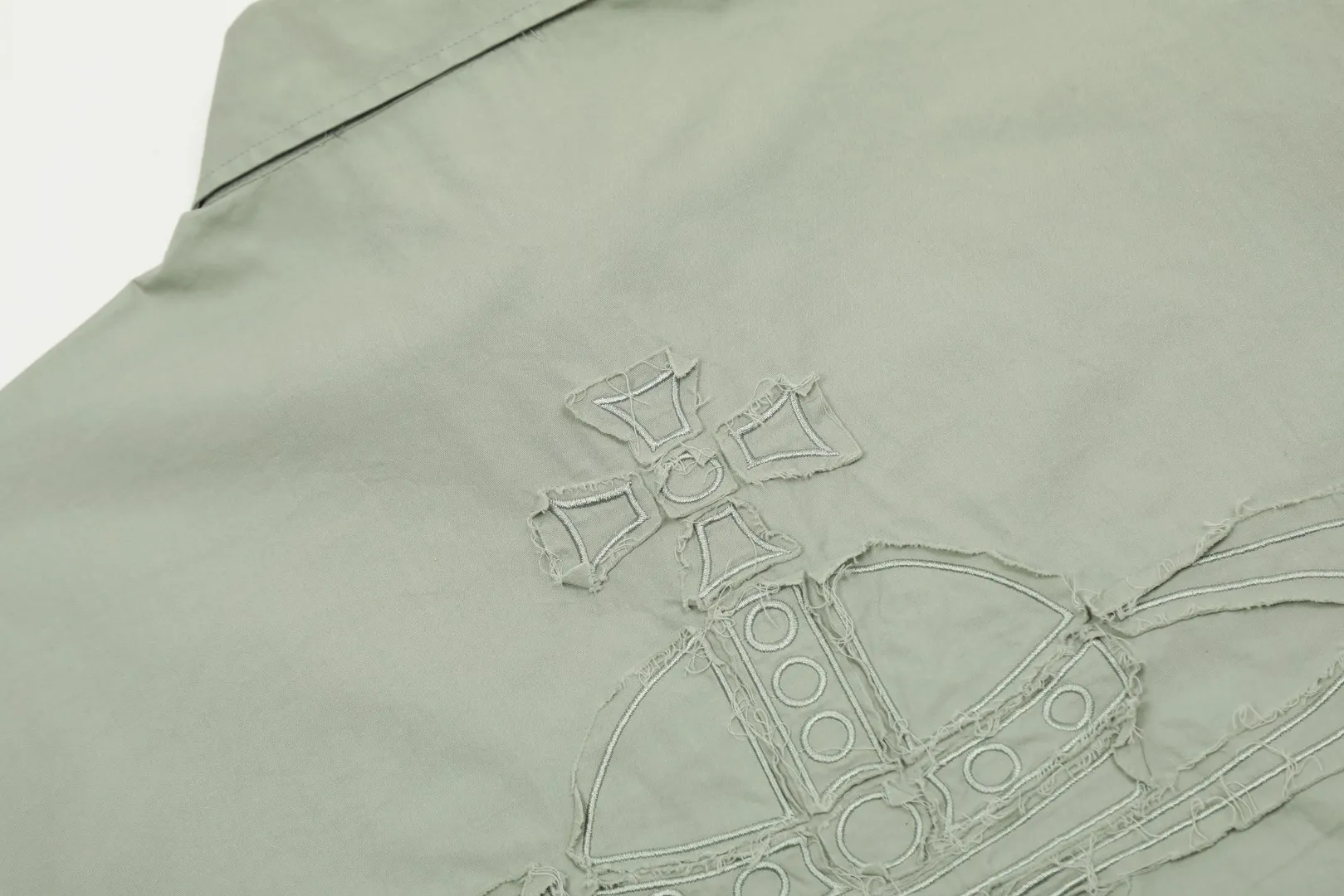 vivienne west wood The Queen Mother of the West Vivienne Heavy-duty patchwork old-style washed embroidered shirt Four seasons style Heavy-duty embroidery patch washing design on the back Very beautiful and unique Sleeve folding design with high workmanship Expanded arc design at the hem Loose and casual, slimming 5 color combinations are very versatile Correct accessories in the whole series Every detail is completely restored Straight to the full color Color: Eucalyptus green Sky blue Taro purple Pink White Size: S M L